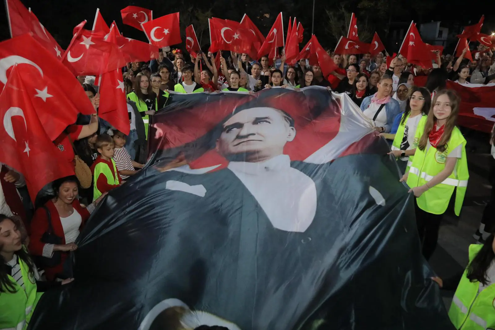 EDİRNE’DE 19 MAYIS: SOKAKLARDA FENER ALAYI, SAHNEDE EMRE AYDIN galeri görseli